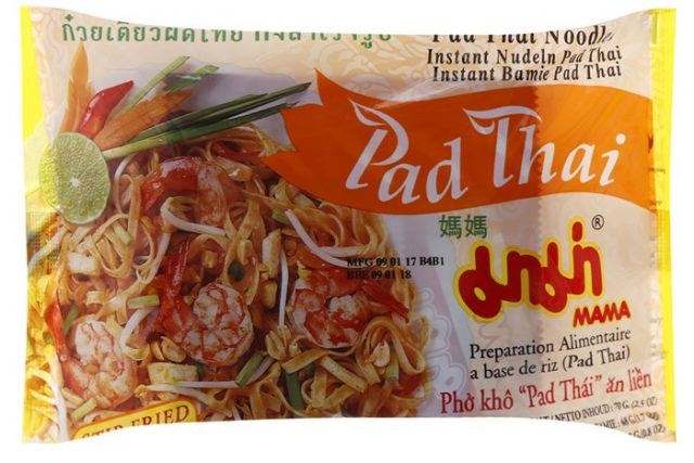 Phở khô Pad Thai ăn liền là món đặc sản Thái Lan làm quà rất thú vị.